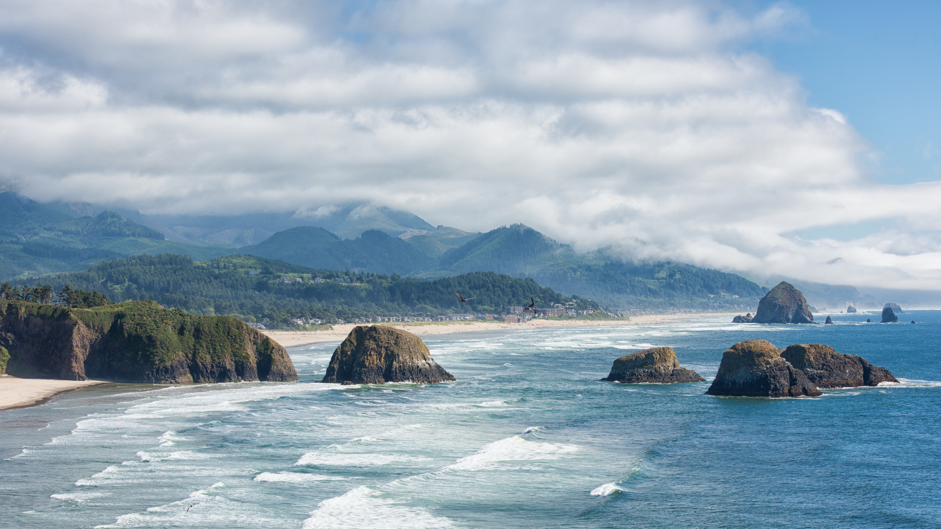 Oregon coastline with haystack rocks and Pacific Ocean